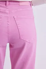 Pantalón mom fit de color rosado, confeccionado en denim, con tiro alto y corte relajado en la pierna.