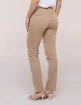 Pantalón slim en gabardina elastizada de corte recto, color beige, con pretina con pasadores, botón y cierre, bolsillos delanteros y bolsillos ojal traseros, de la marca Zac & Rachel.