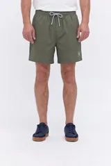 Short de baño verde militar de textura sutil, con cintura elástica ajustable mediante cordón bicolor y bolsillos laterales.