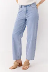 Pantalón de jean celeste claro, de corte recto y tiro alto.