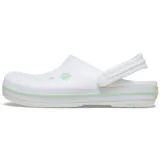 Zuecos Crocs modelo Crocband™ en color lila claro con plataforma blanca y una línea decorativa morada. Presentan el diseño clásico con orificios de ventilación y tira trasera ajustable.