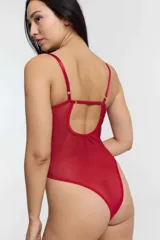 Body blanco de encaje con breteles finos regulables.