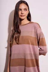 Vestido corto de tejido de punto con lurex, a rayas horizontales color rosa y marrón.