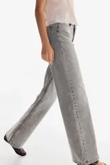 Pantalón de jean gris de tiro alto, corte wide leg y cinco bolsillos.