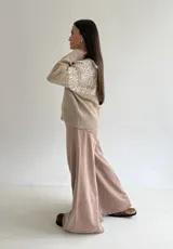 Campera tejida de punto con cierre frontal completo, cuello alto y diseño de patrón nórdico en la parte superior. Presenta puños y ruedo acanalados.