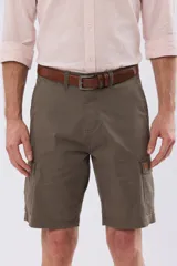 Bermuda cargo de gabardina en color gris oscuro, corte recto, con bolsillos laterales con solapa y cierre de botones y cremallera.