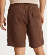 Bermuda masculina color marrón, confeccionada en tejido plano de algodón texturizado con poliéster. Presenta cintura elástica con cordón de ajuste y un tag de marca en el lateral inferior.