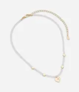 Collar corto con cuentas de cristal rosa y dijes de corazones dorados.