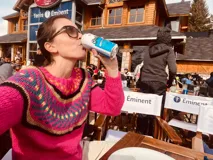 Sweater tejido a mano en lana de color fucsia con diseño geométrico multicolor.