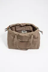 Bolso de hombro Bimba y Lola de tamaño grande, confeccionado en nylon negro con estructura blanda. Presenta dos asas largas, cierre superior y detalles de cordones laterales en tonos tierra. Incluye un parche frontal con el logo de la marca grabado.