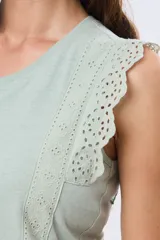 Musculosa de algodón color azul con detalles de broderie calado en los hombros, de cuello redondo y corte clásico.