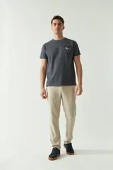 Remera gris de algodón con estampado pequeño en el pecho.