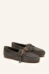 Mocasín estilo náutico de gamuza marrón, con cordones de cuero, borla decorativa y cuentas de colores en el empeine.