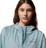 Campera cortavientos Columbia Flash Forward II para mujer, en diseño bicolor con tonos celestes y azul oscuro. Cuenta con capucha ajustable, cierre frontal, bolsillos con cremallera y puños elásticos.