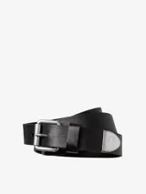 Cinturón negro de cuero con hebilla metálica plateada y logo de la marca grabado en un extremo.