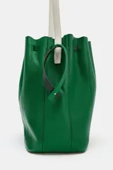 Bolso de hombro maxi en piel con diseño bicolor en tonos verde oscuro y verde brillante, con cierre fruncido y asa de hombro en color blanco.