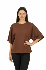 Remera de algodón color marrón, con cuello redondo a la base y mangas 3/4 de corte holgado.