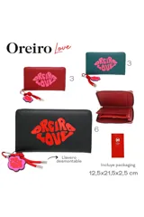 Billetera de cuero sintético color bordó con cierre perimetral. Estampado con el logo de la marca en color rosa. Incluye llavero con cordón rojo y dije con el logo de la marca.