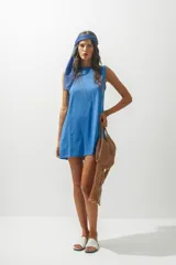 Vestido corto a rayas horizontales marrones y celestes, sin mangas y corte recto.