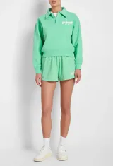 Short deportivo color verde menta con cintura elástica, dos bolsillos laterales, un bolsillo trasero y logo bordado en blanco.