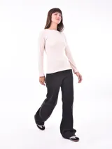 Remera blanca de manga larga con cuello redondo y tejido acanalado.