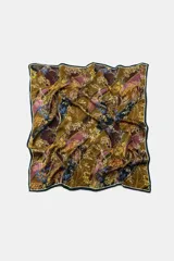 Pañuelo cuadrado de tejido satinado con estampado floral y botánico en tonos marrones, violetas y amarillos. Presenta un borde con línea a contraste.