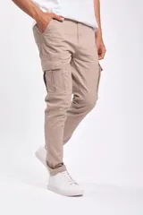 Pantalón cargo color tostado, de corte recto, con bolsillos laterales y traseros.