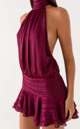 Vestido corto color bordó con escote halter fruncido, diseño sin mangas, cintura ajustada con fruncido horizontal y falda corta con volados.