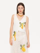 Vestido largo de broderie calado blanco con bordado de lentejuelas y estampado de limones.