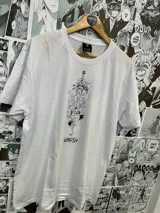 Remera blanca de algodón con estampado de vinilo textil en negro con diseño tribal inspirado en la serie Hora de Aventura.