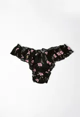 Pantie de viscosa negra con estampado de flores rosas y volados en los bordes.