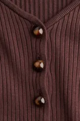 Cárdigan largo de punto acanalado color marrón oscuro, con escote en V y cierre frontal de botones de cúpula. Presenta remates acanalados de raya fina.