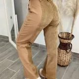 Pantalón de tiro alto color beige, con corte recto y diseño combinado de pana y tela lisa.