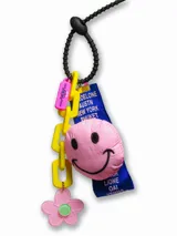 Llavero con dije de carita sonriente rosa, flor rosa, cadena amarilla y cinta azul con nombres de ciudades.