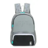 Mochila urbana de los San Antonio Spurs, con diseño en bloques de color gris y negro. Presenta el logo del equipo en relieve en la parte frontal, compartimento principal con cierre, bolsillo delantero con cierre y logo de la NBA, y bolsillos laterales de malla. Incluye correas acolchadas con estampado del logo del equipo.