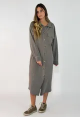 Vestido camisero midi de algodón con efecto lavado, manga larga, cuello camisero, cierre frontal con botones y bolsillos en el pecho.