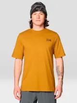Camiseta de manga corta color mostaza, con cuello redondo y logo de la marca estampado en el pecho izquierdo.