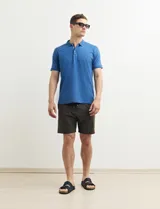 Remera azul con cuello polo y tapeta de dos botones.