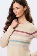 Buzo tejido de algodón con diseño de rayas horizontales en tonos azules, beige y rosado, cuello redondo y manga larga.