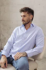 Camisa de corte slim fit en color celeste claro, con cuello clásico y cierre frontal de botones.