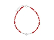 Pulsera de plata 925 con cuentas facetadas de cristal rojo y un dije central con forma de corazón liso. Incluye cadena de alargue con cierre de mosquetón.