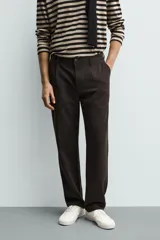Pantalón de corte recto confeccionado en tejido elástico, con cintura elástica, pliegues frontales, bolsillos laterales y bolsillos traseros de vivo con botón.