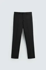 Pantalón de traje regular fit confeccionado en tejido de lana. Presenta bolsillos frontales, bolsillos traseros de vivo con botón y cierre frontal con cremallera y botón.