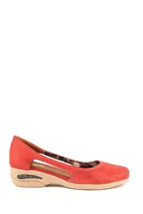 Zapato bajo tipo chatita de cuero rojo, con detalles de aberturas laterales, suela de goma beige con cámara de aire y costuras visibles.