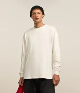 Remera relaxed de manga larga y cuello redondo en color blanco, confeccionada en algodón grueso.