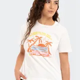 Remera blanca Reef de corte regular fit, con estampa frontal de diseño tropical que incluye palmeras, atardecer y texto.