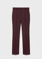 Pantalon de vestir de corte recto y tiro medio, confeccionado en tejido con diseño de raya diplomática. Cuenta con cierre oculto de botón, gancho y cremallera, y bolsillos de ribete en la parte posterior.