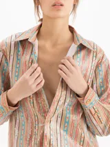 Camisa de poplin de algodón con estampado de rayas multicolor y bordado de lentejuelas transparente, de manga larga y largo hasta la cadera.