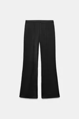 Pantalón flare de tiro alto confeccionado en tejido satinado color negro, con bajo en línea evasé y cierre frontal con cremallera oculta y gancho metálico.