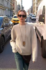 Jersey de punto de cuello redondo y manga larga, con acabados en rib en puños, cuello y bajo.